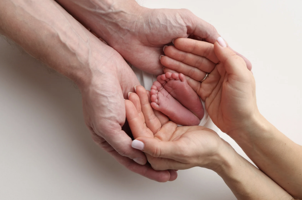 baby sleeping in bed with parents